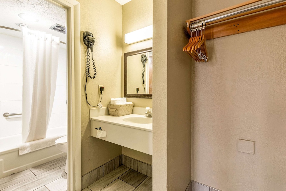 Econo Lodge Berea 35/37