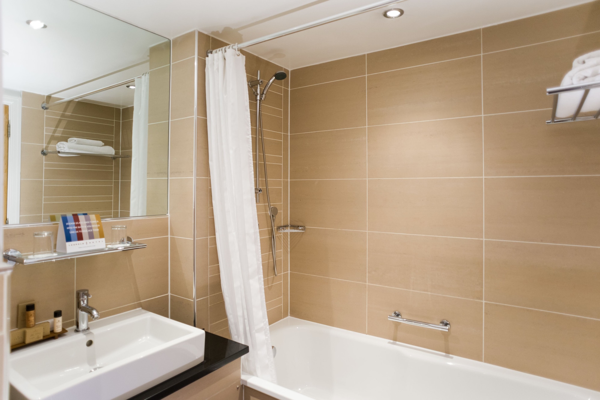 Standard, Twin Beds, LEOPOLD HOTEL 5/9