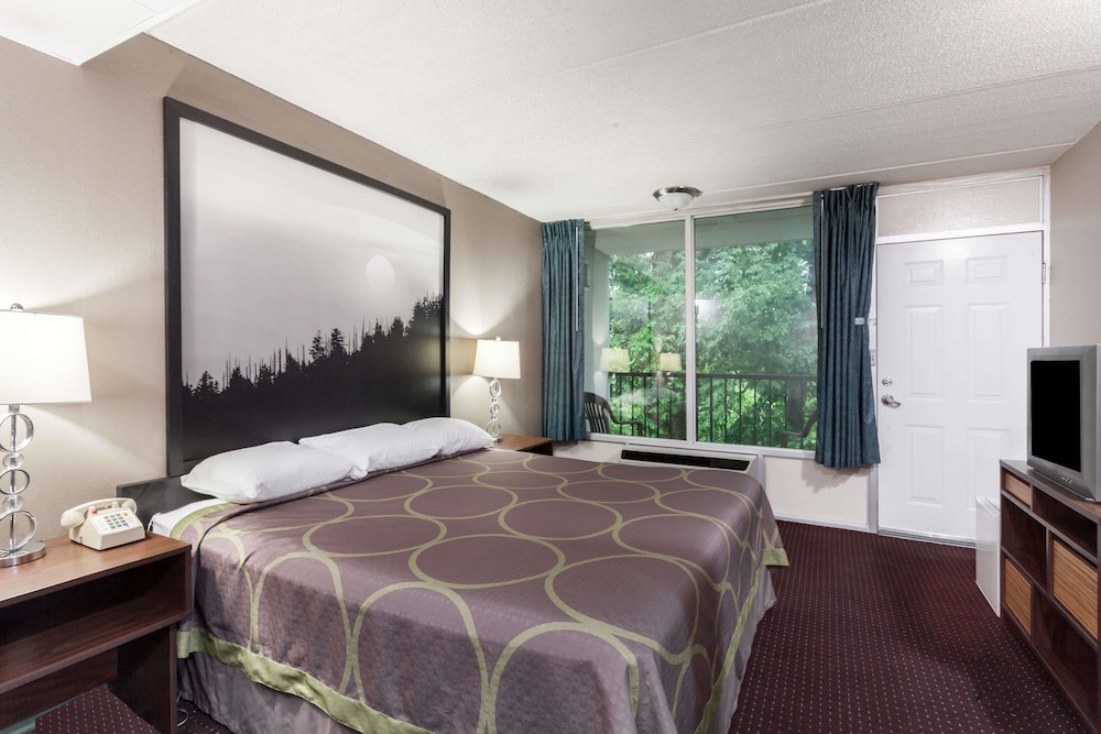 Super 8 By Wyndham Sevierville Riverside 19/45