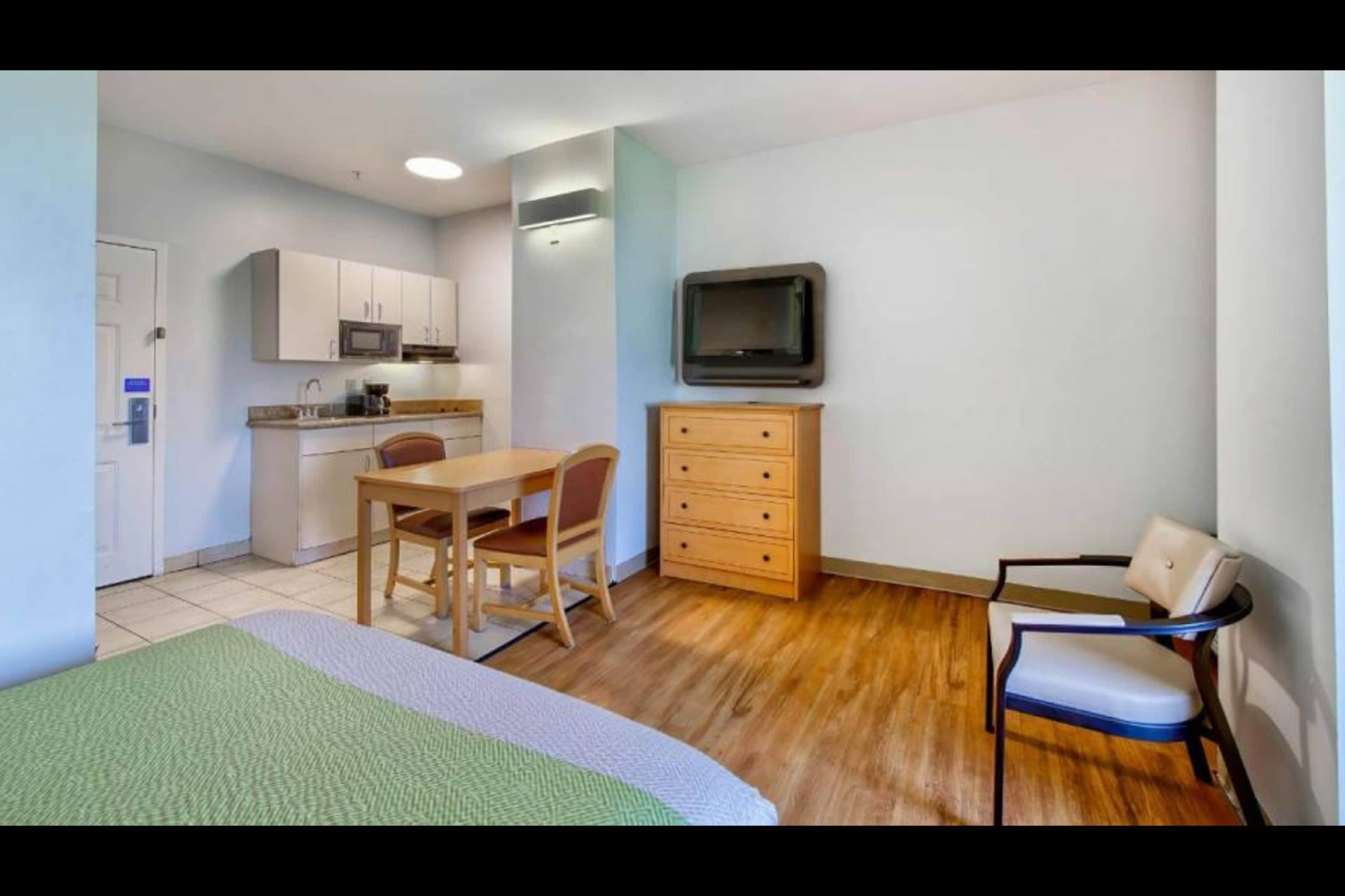 Oyo Townhouse Sulphur,LA Extended Stay I-10 17/27