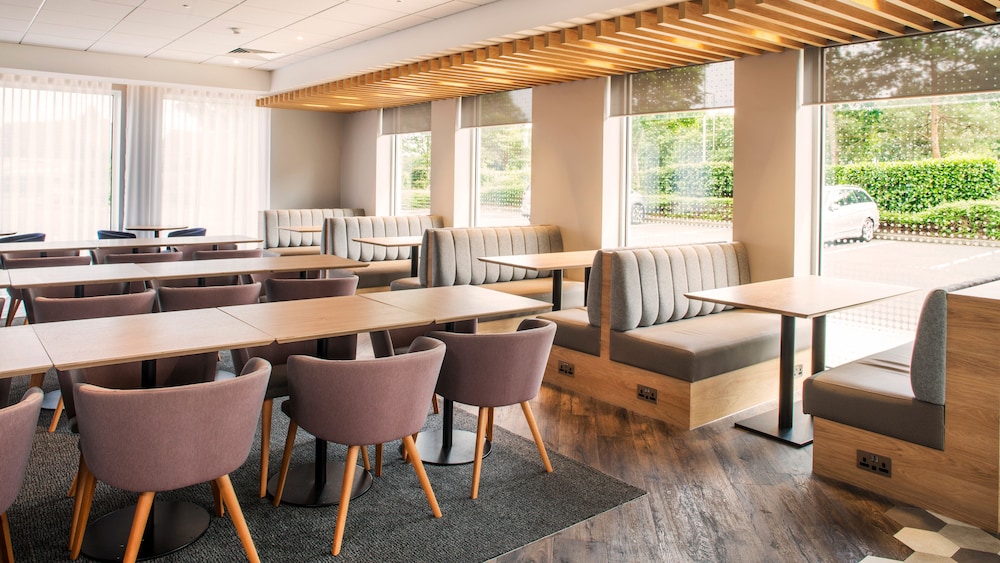 HOLIDAY INN EXPRESS KASSAM STADIUM 64/72