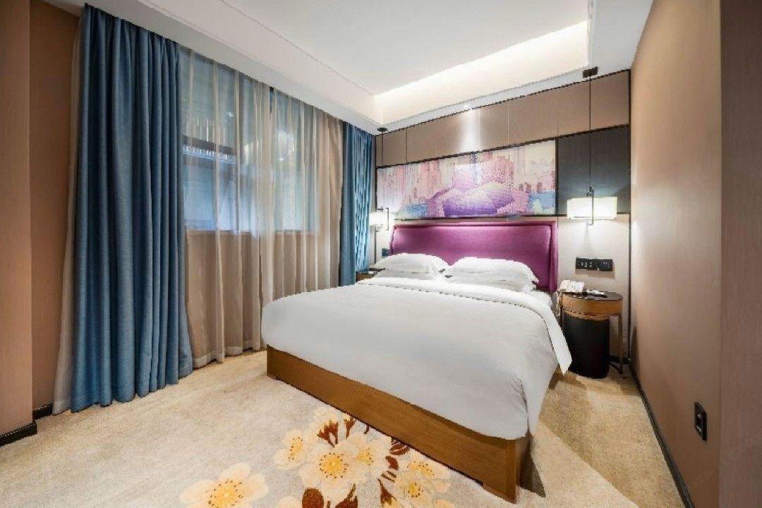 ROOM, DOUBLE BED