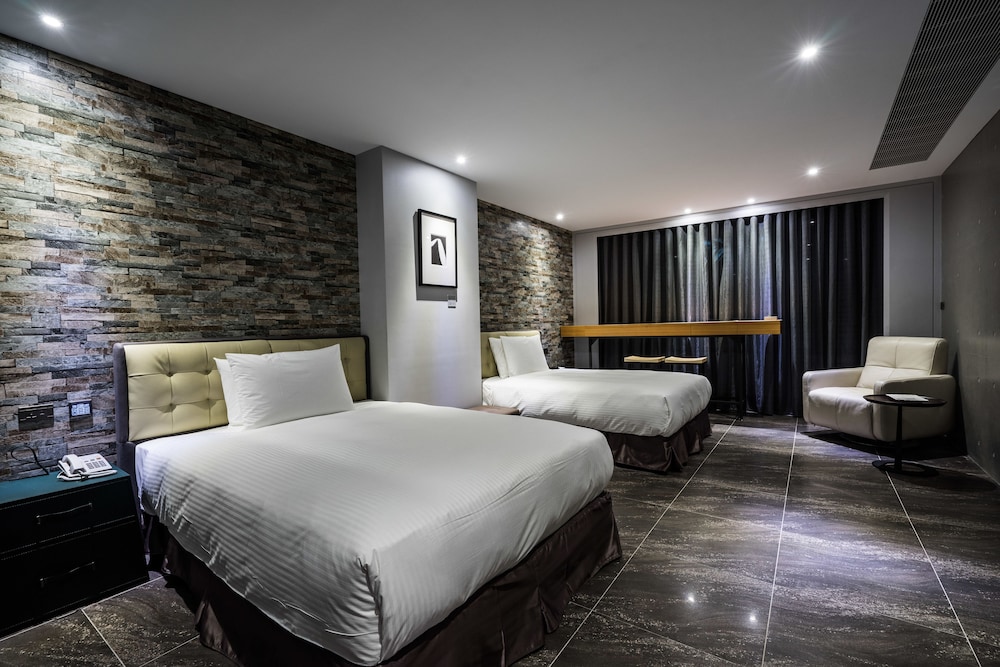 3 Door Hotel 24/76