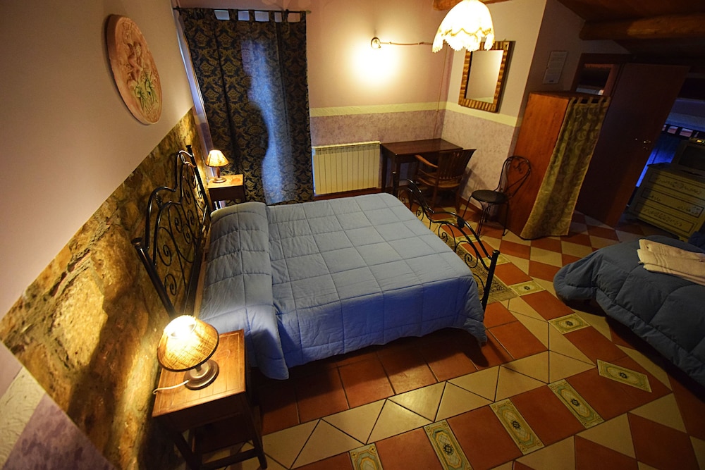 ROOM, QUADRUPLE