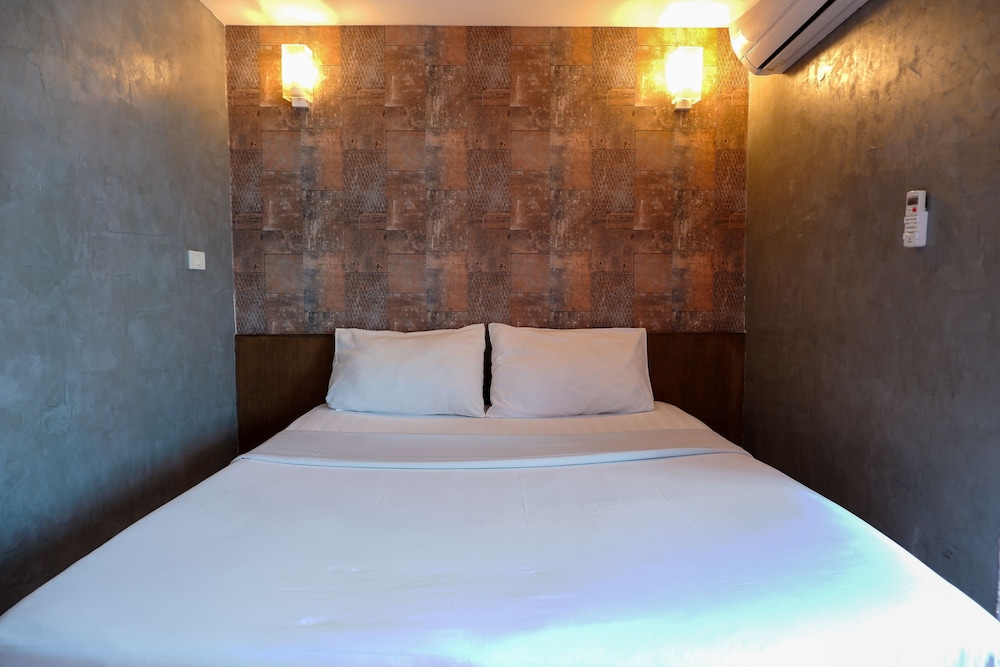 18 Coins Budget Hotel 27/67
