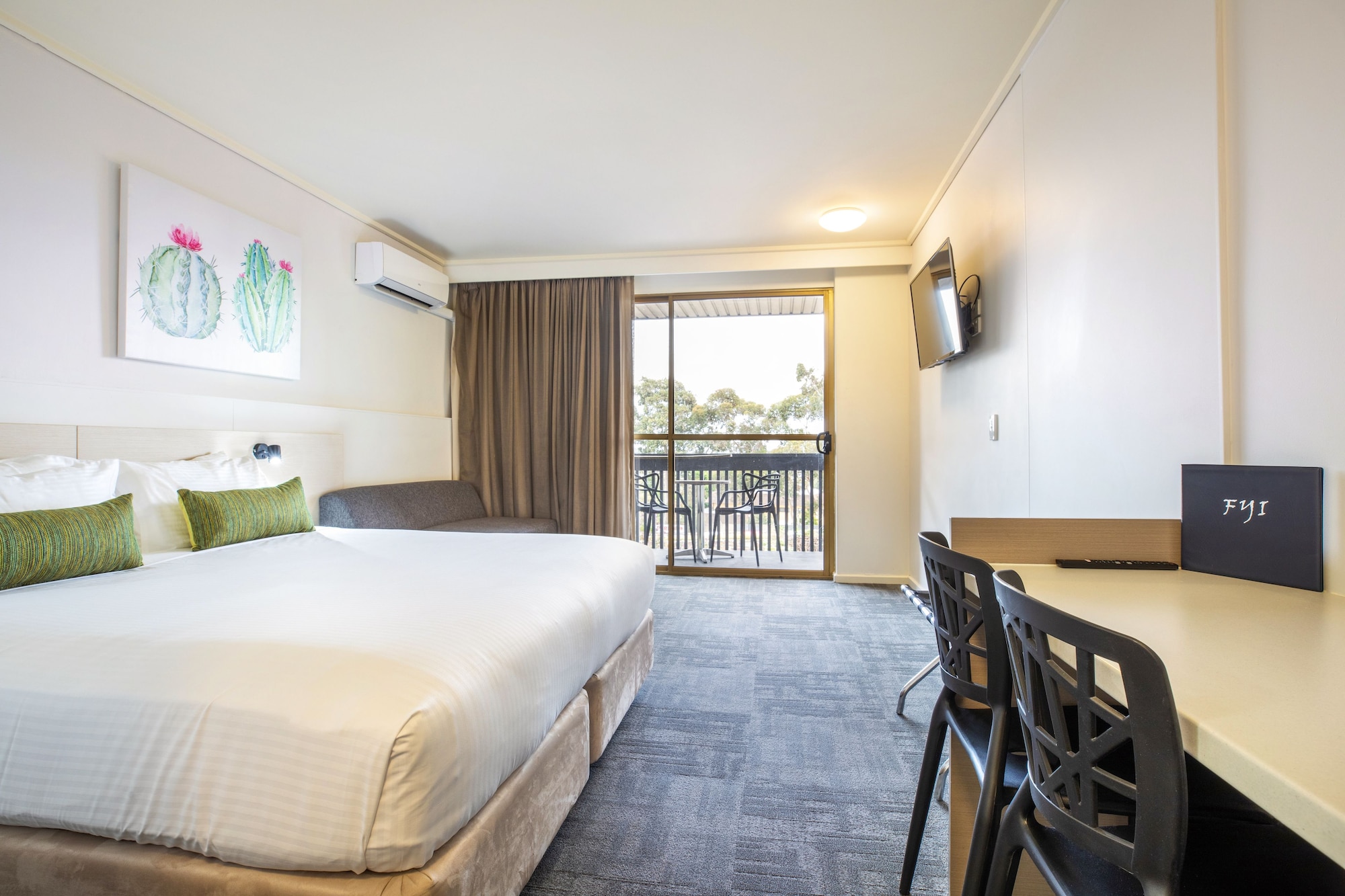 STUDIO, QUEEN BED, SOFA