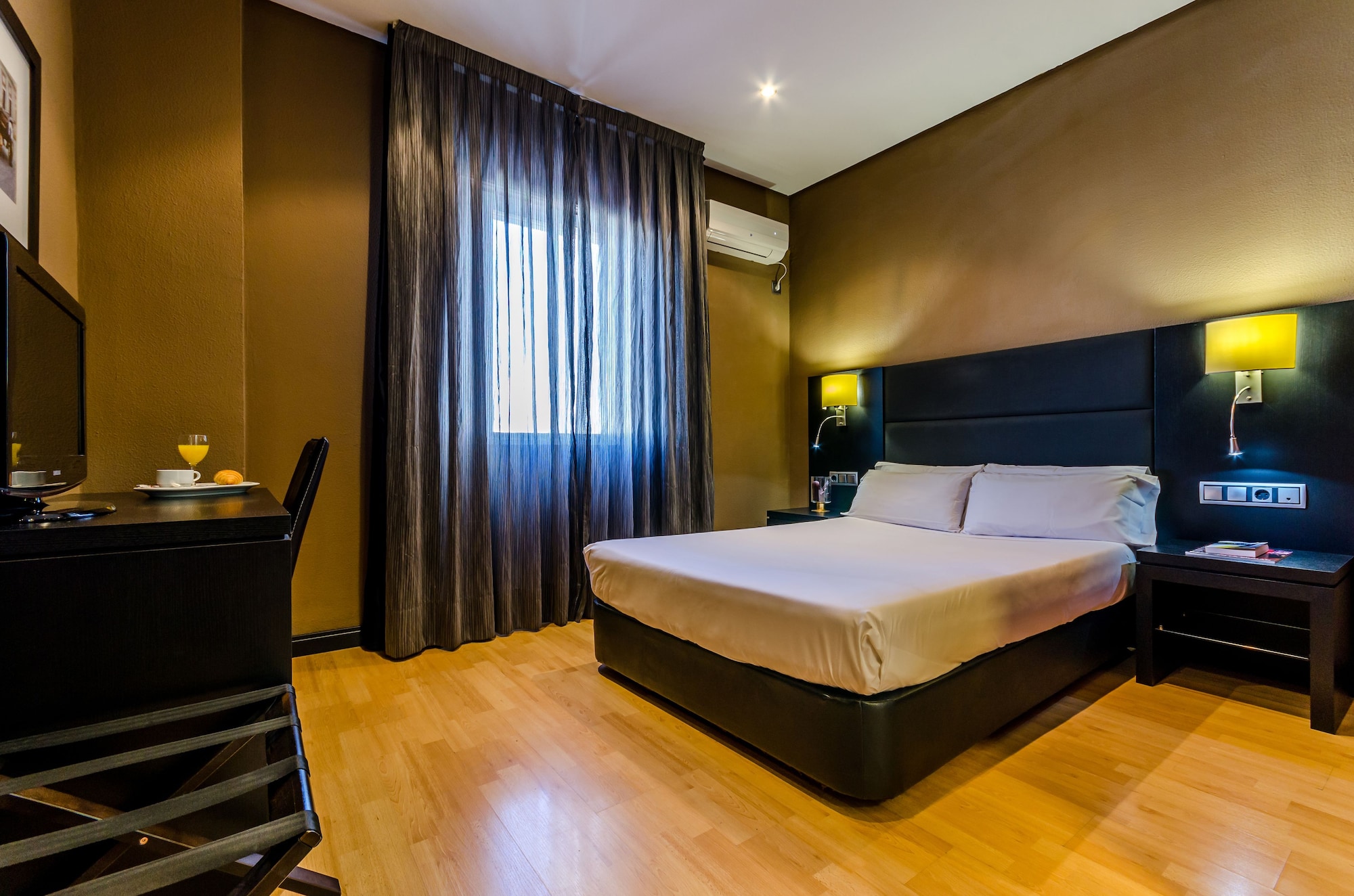 ROOM, DOUBLE BED