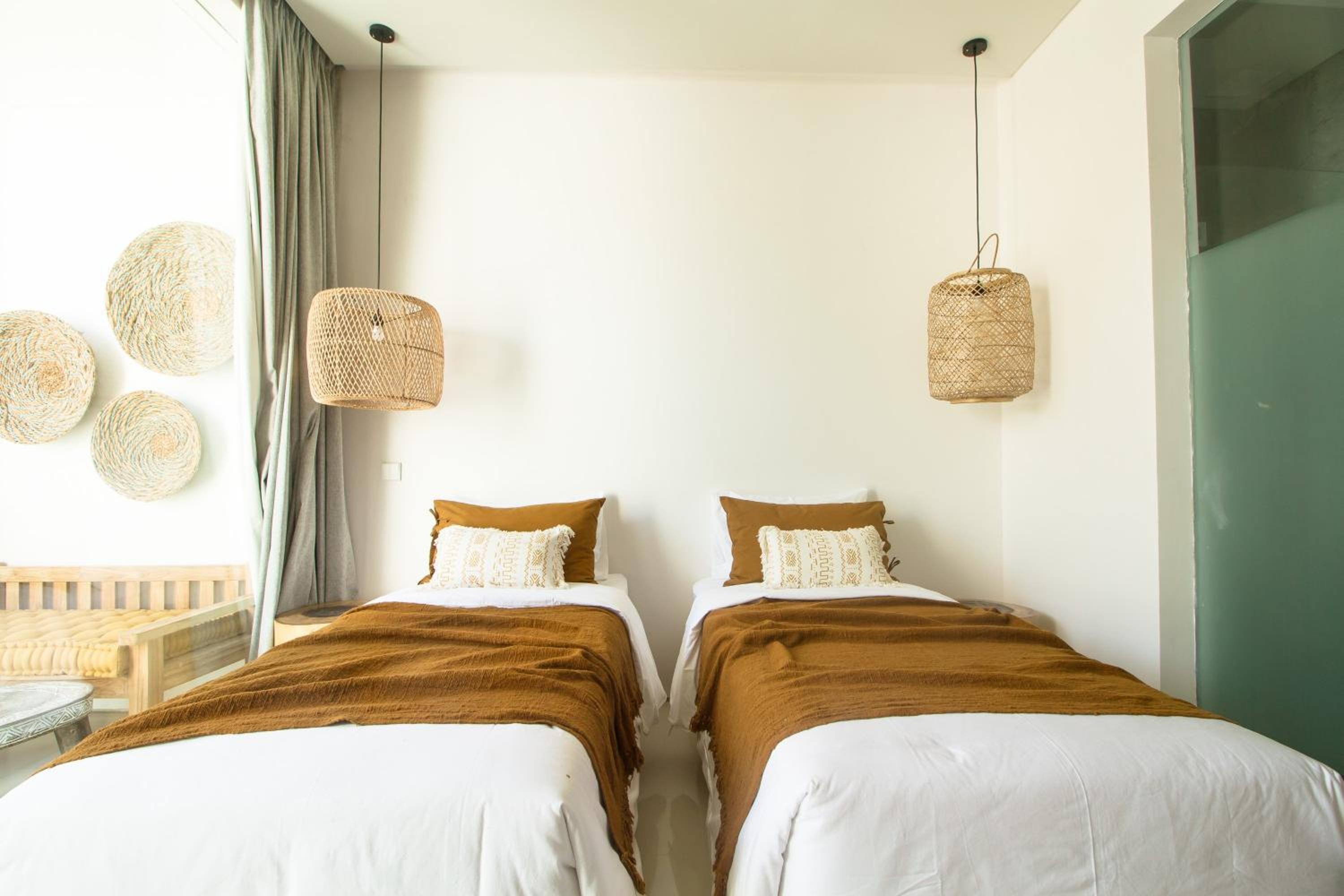 2 BEDROOMS, SUITE