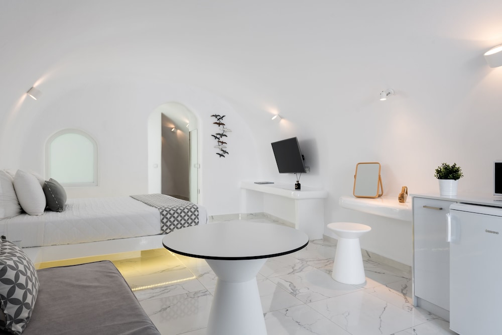 White Concept Caves - Adults Only 20/34