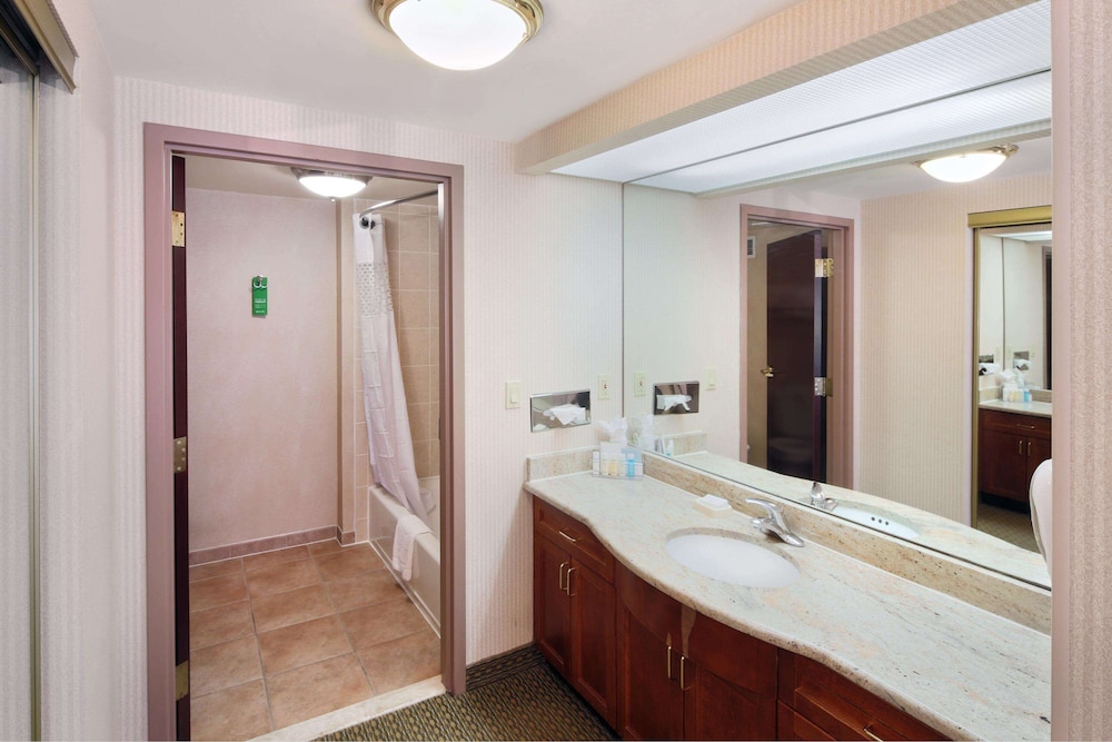 Hampton Inn & Suites Arlington Crystal City DCA 10/64
