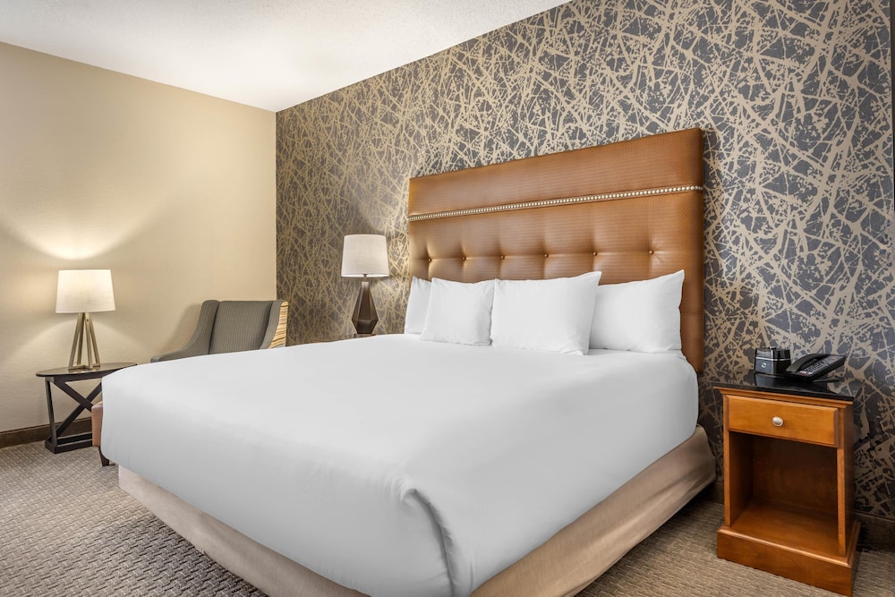 DELUXE, KING BED, ACCESSIBLE