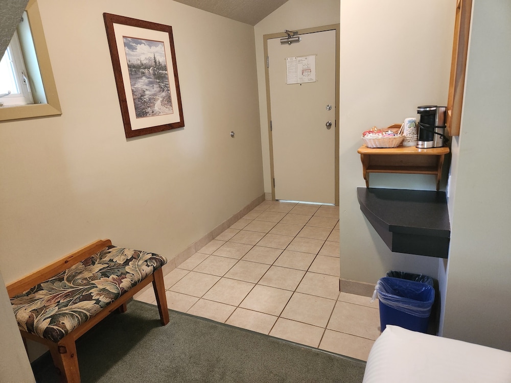 Waterton Lakes Lodge Resort 24/50
