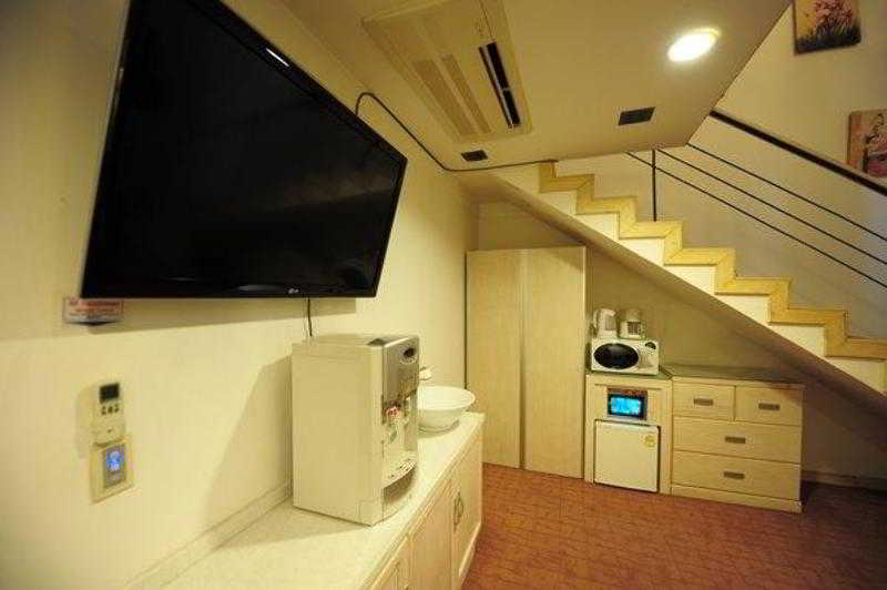 Metro Tourist Hotel 4/31