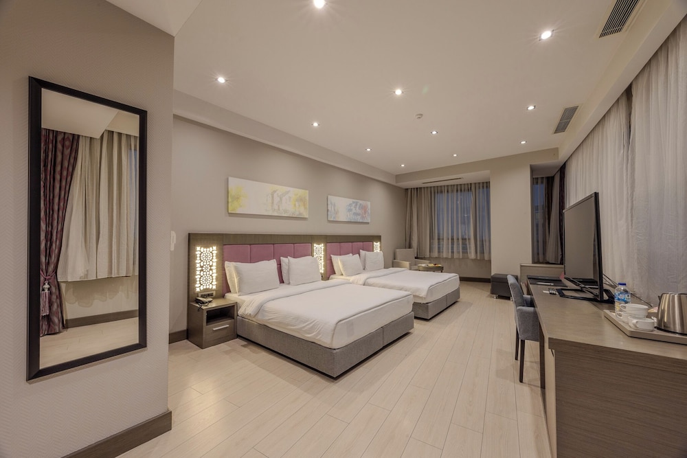 Hilly Hotel 33/71