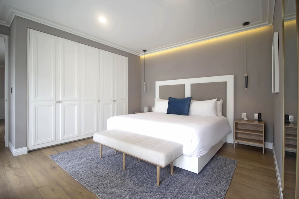 DESIGN, APARTMENT, KING BED, SOFA