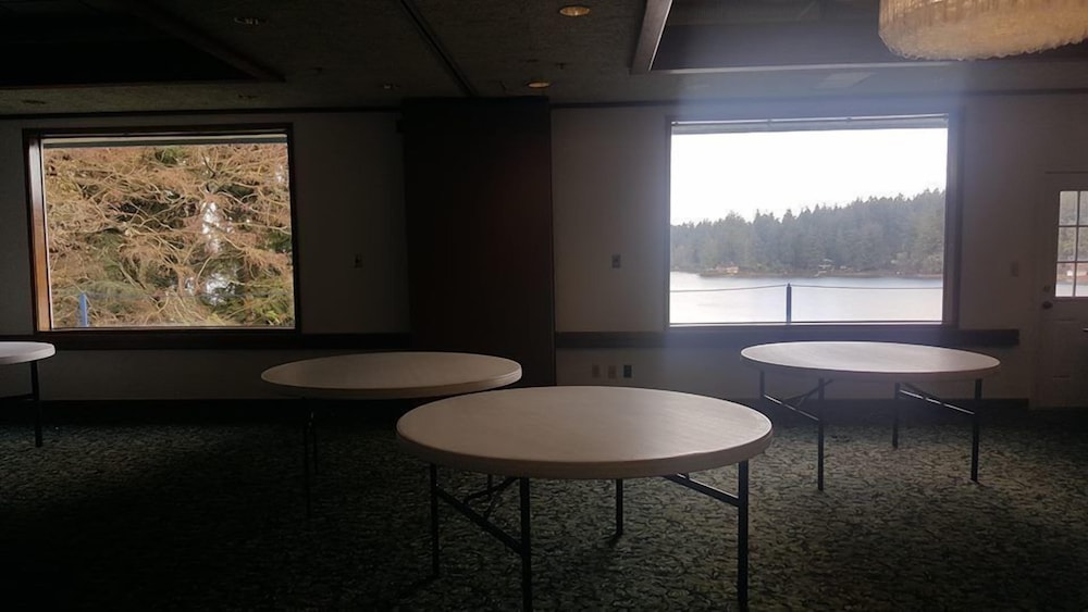 Oyster Bay Inn & Suites 56/70