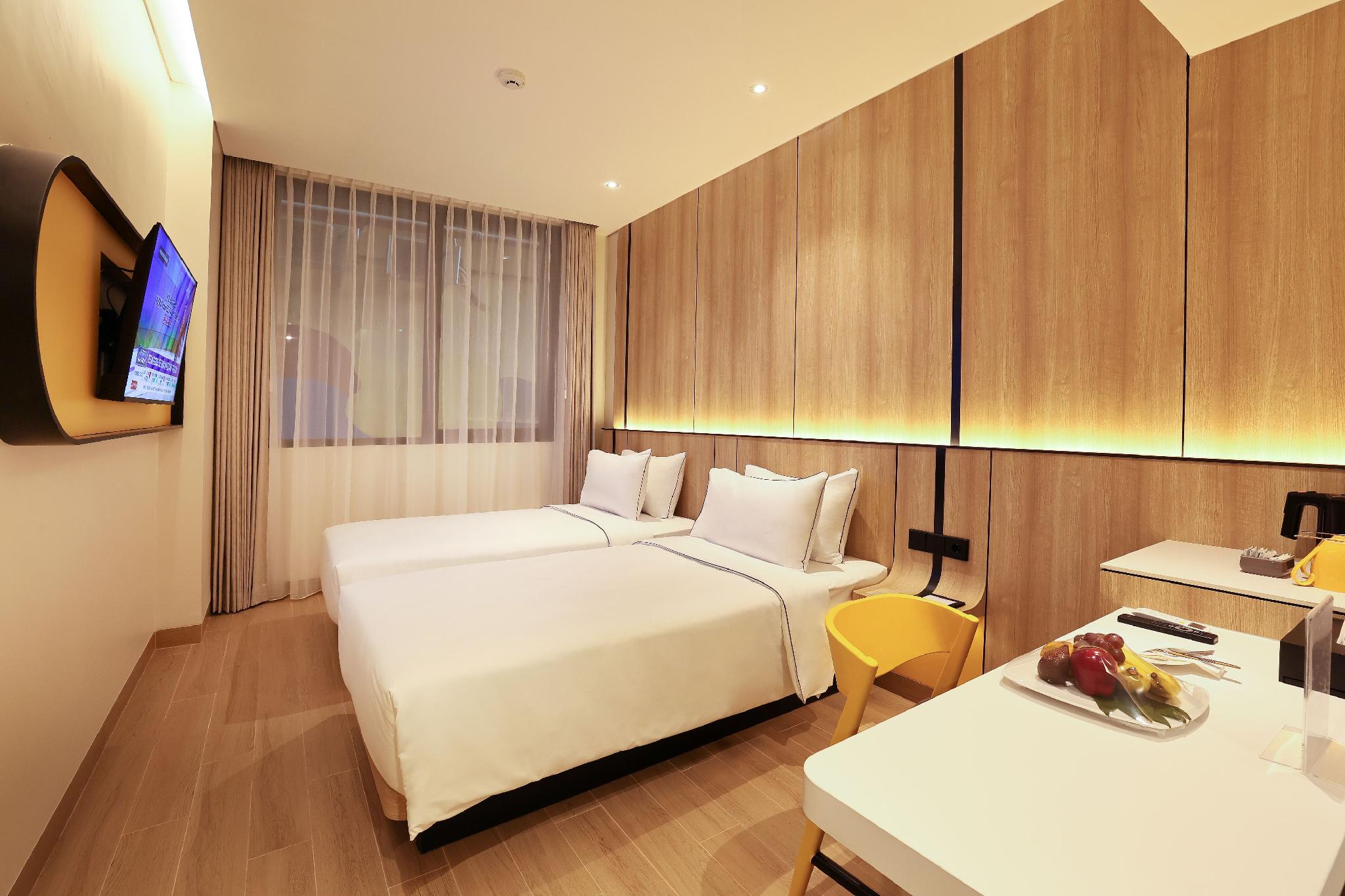 Champ, Twin Beds, with View