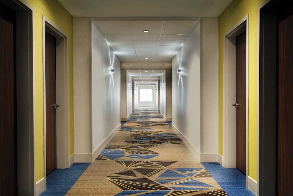 Holiday Inn Express Suites Allen Park 37/72