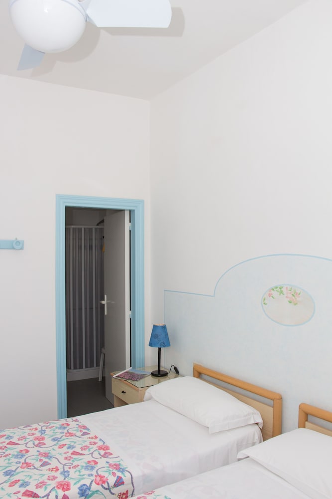 ROOM, DOUBLE OR TWIN BED, BALCONY
