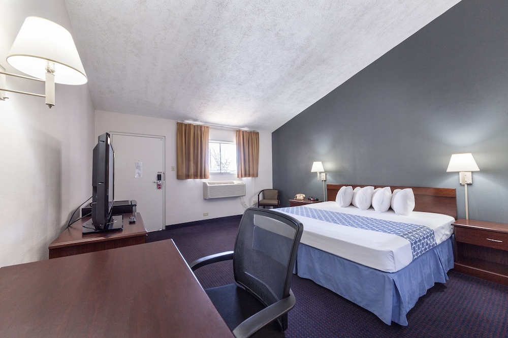 Parkview Inn and Conference Center (ex Econo Lodge) 17/50