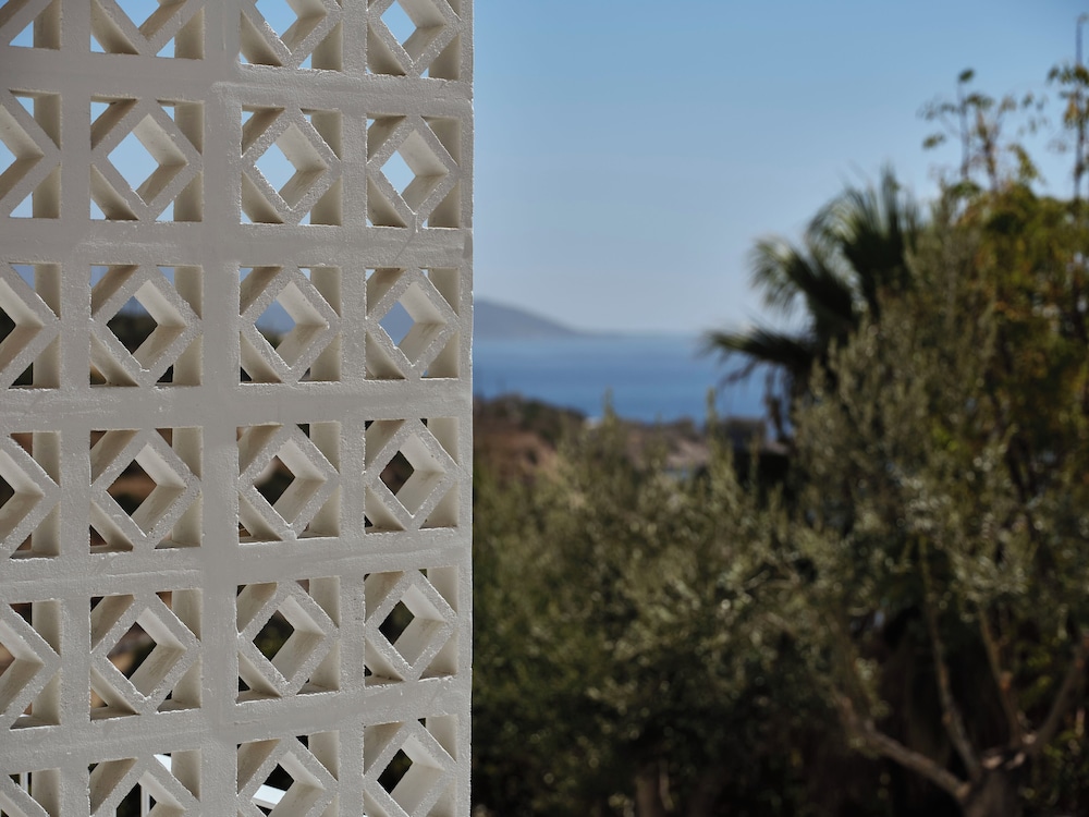 Lithos Hotel 2/46