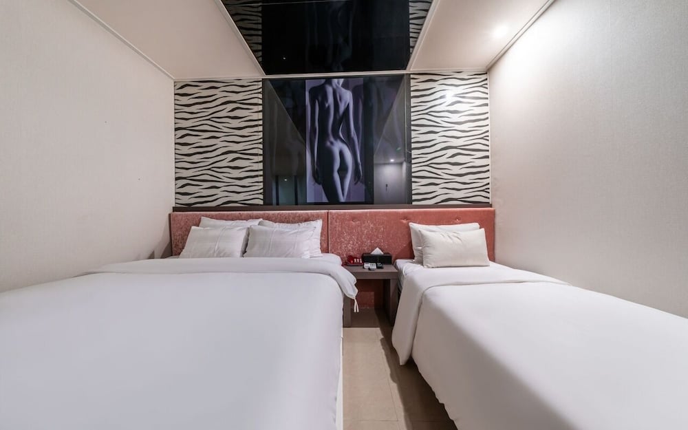 Echae Hotel 12/88