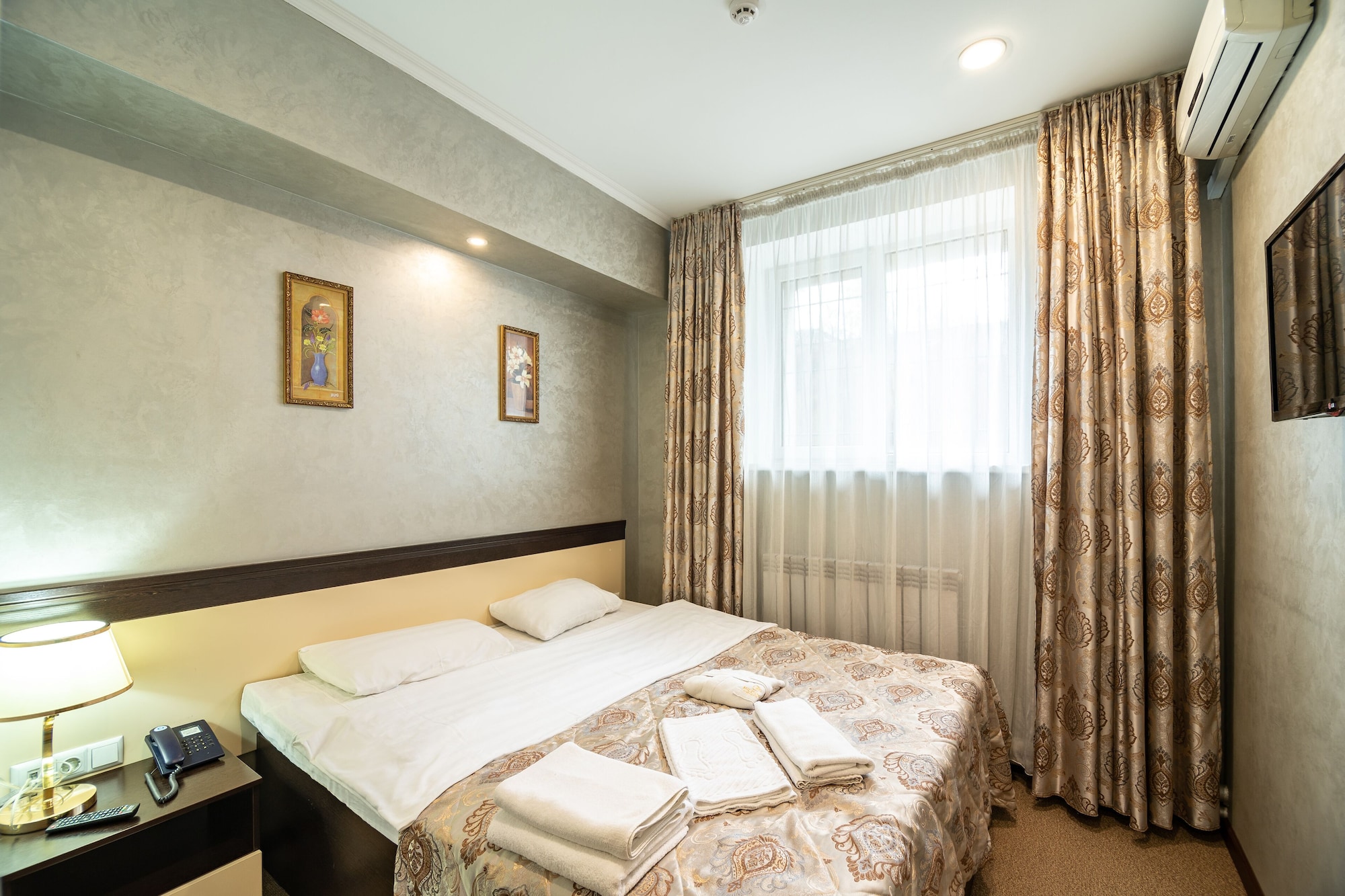 ROOM, DOUBLE OR TWIN BED, CITY VIEW