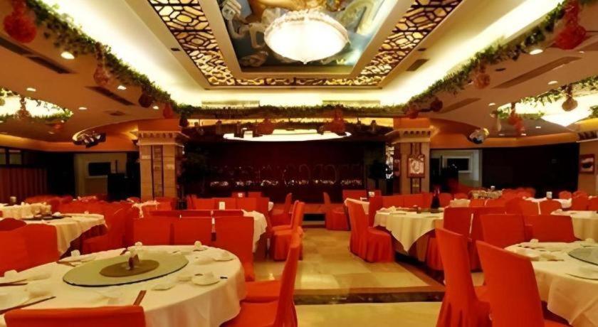 Vienna Hotel (Shenzhen Pinghu Center Metro Station) 38/42
