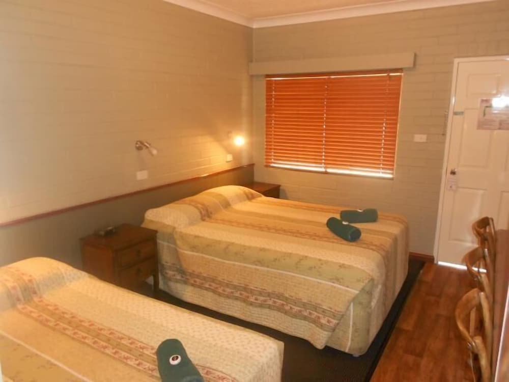 Barcaldine Country Motor Inn 7/45