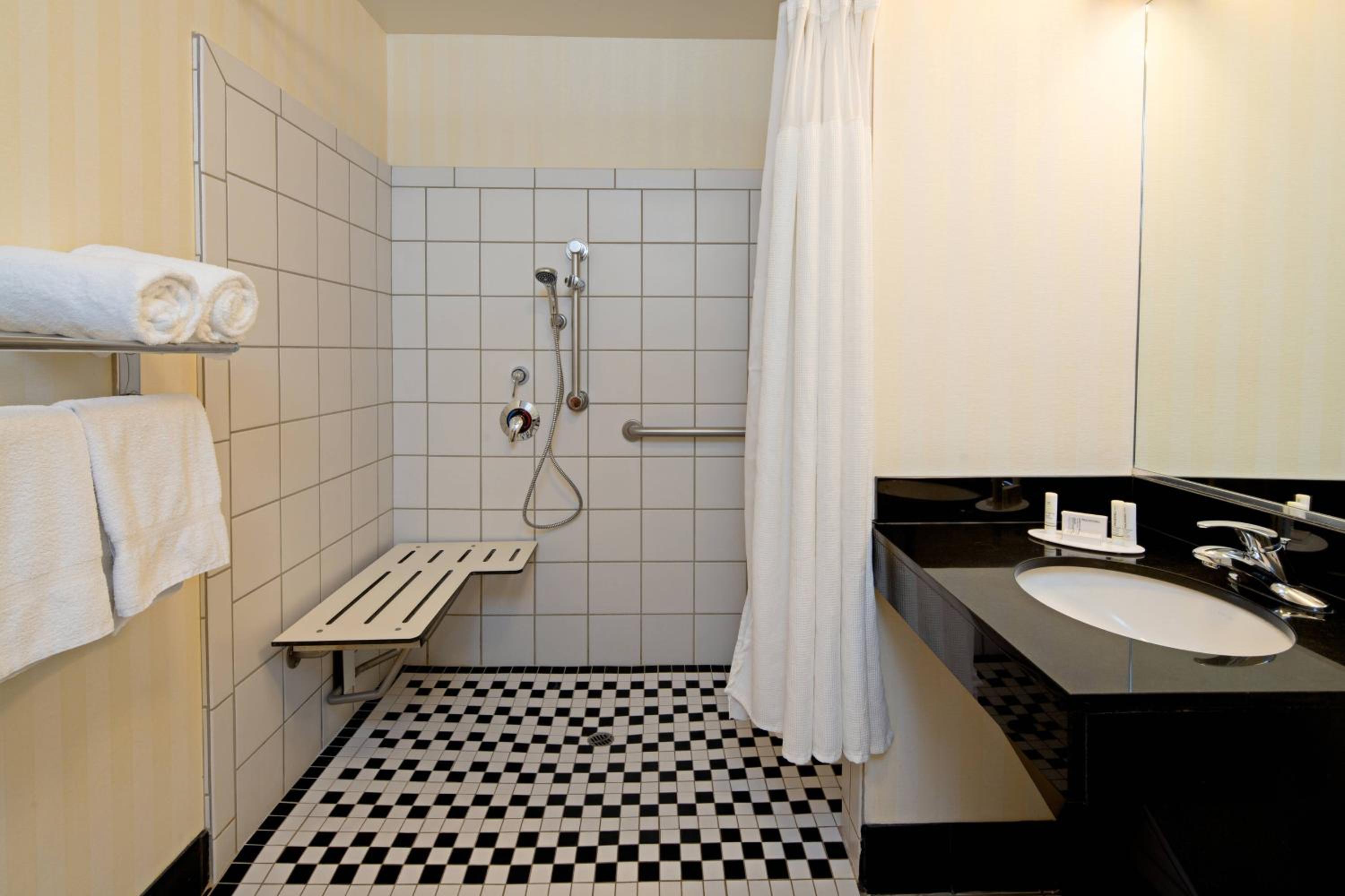 غرفة بسرير كينج بحوض استحمام لذوي الإعاقة، Fairfield Inn Suites Los Angeles West Covina 2/4