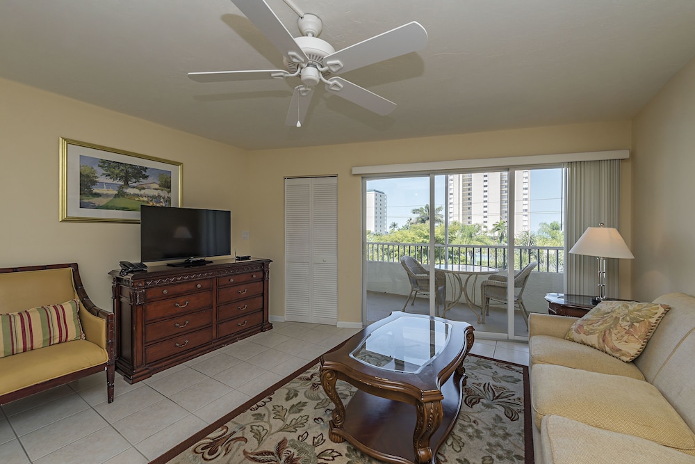 Marco Beach Vacation Suites 45/73