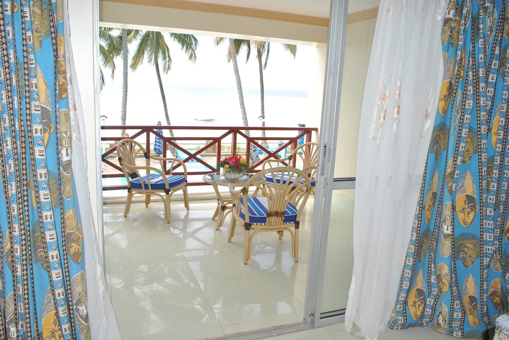 Sai Rock Beach Hotel & Spa 7/19