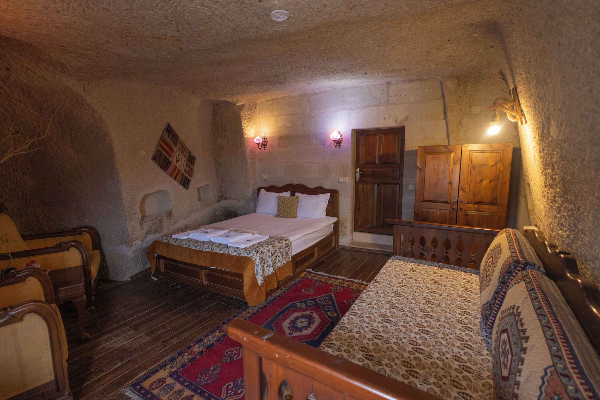 CAVE, SUITE