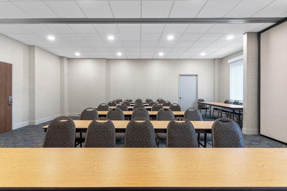 Holiday Inn Express Suites Coralville 57/67