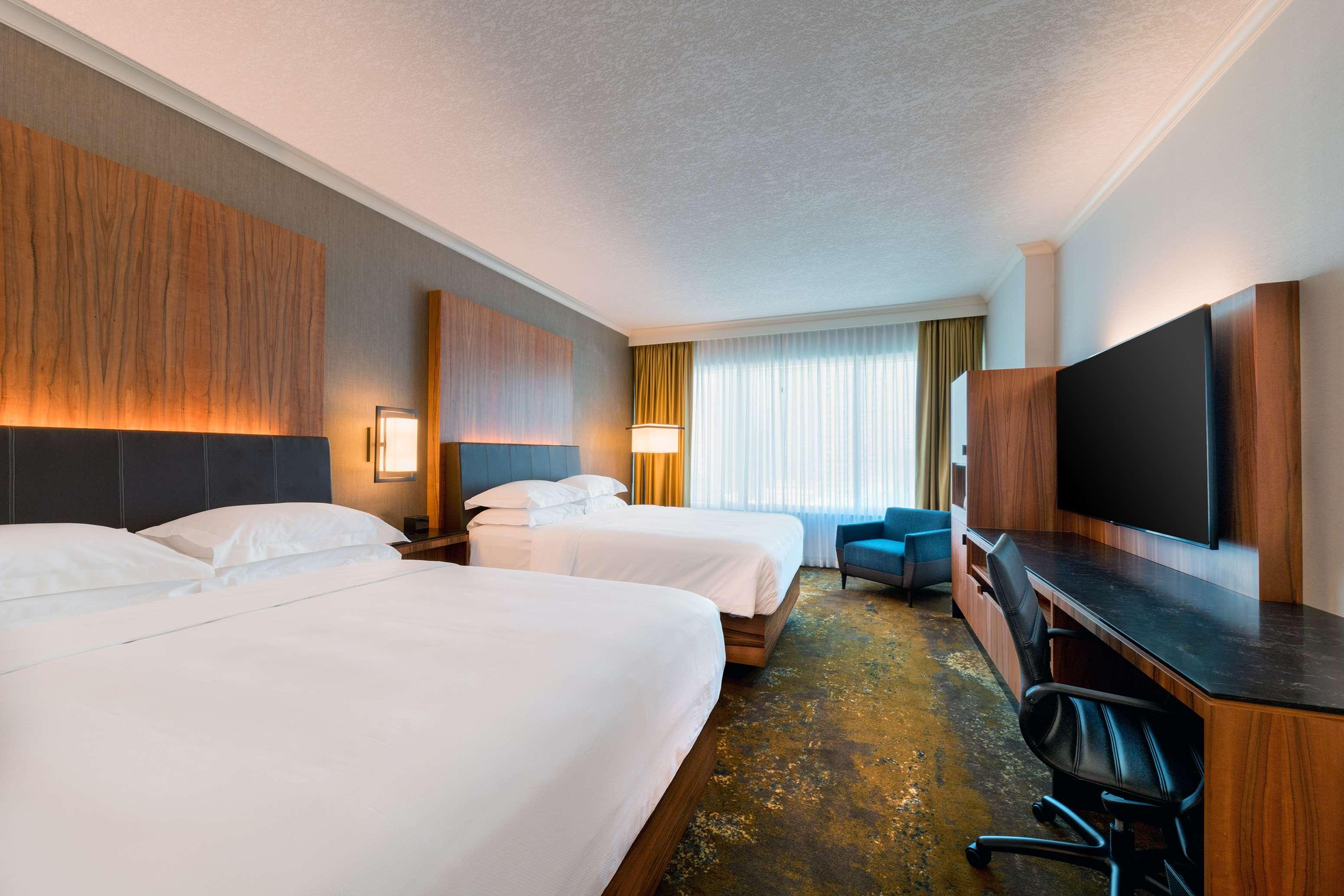 Club, Suite, 2 Queen Beds