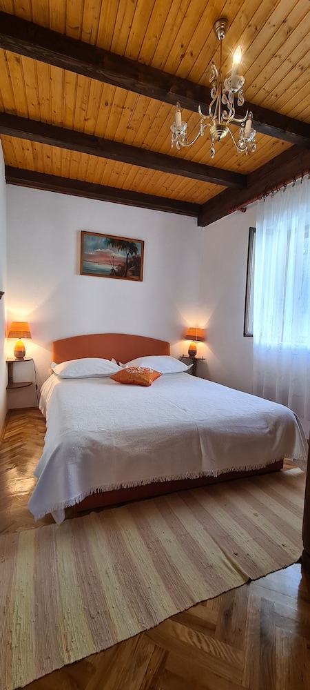 House, King and Twin Beds, 2 Futon Beds