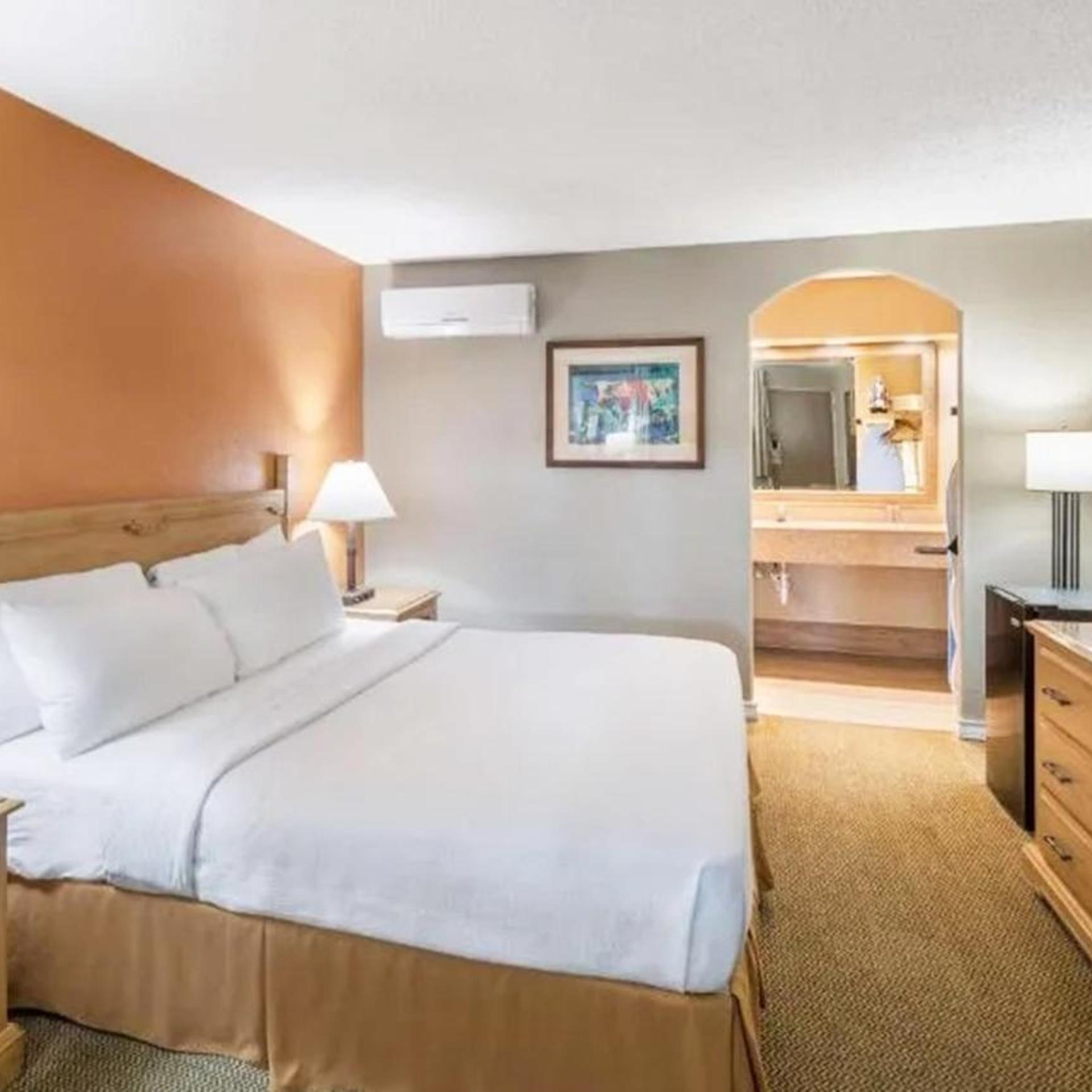 Room, King Bed, Exterior Entrance