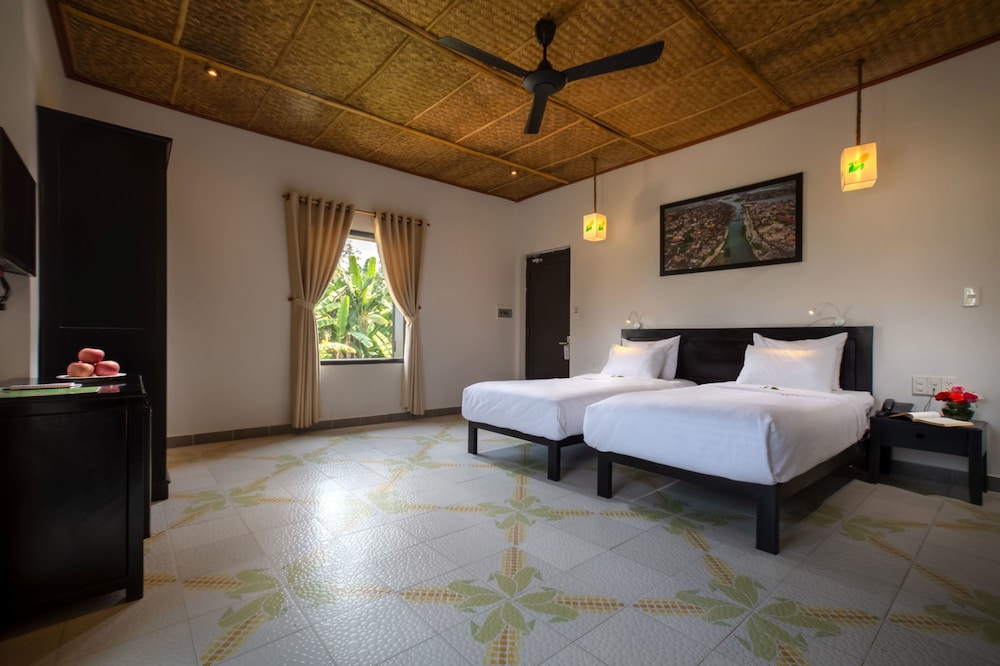DELUXE, DOUBLE OR TWIN BED, RIVER VIEW, BALCONY
