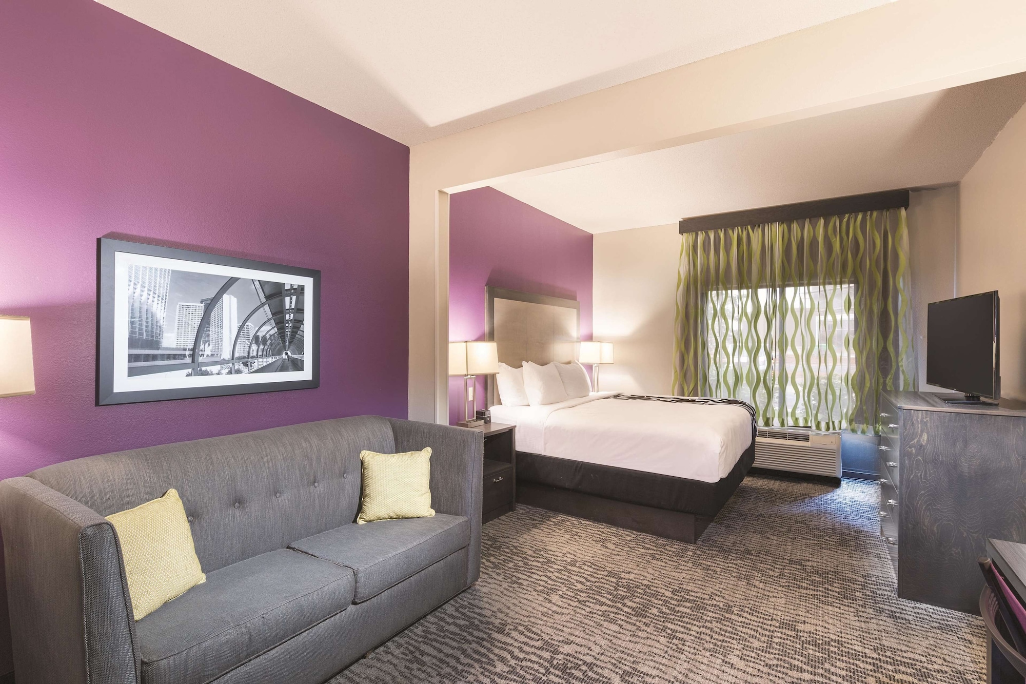 غرفة تنفيذية بسرير كينج، La Quinta Inn and Suites by Wyndham Kennesaw 6/10