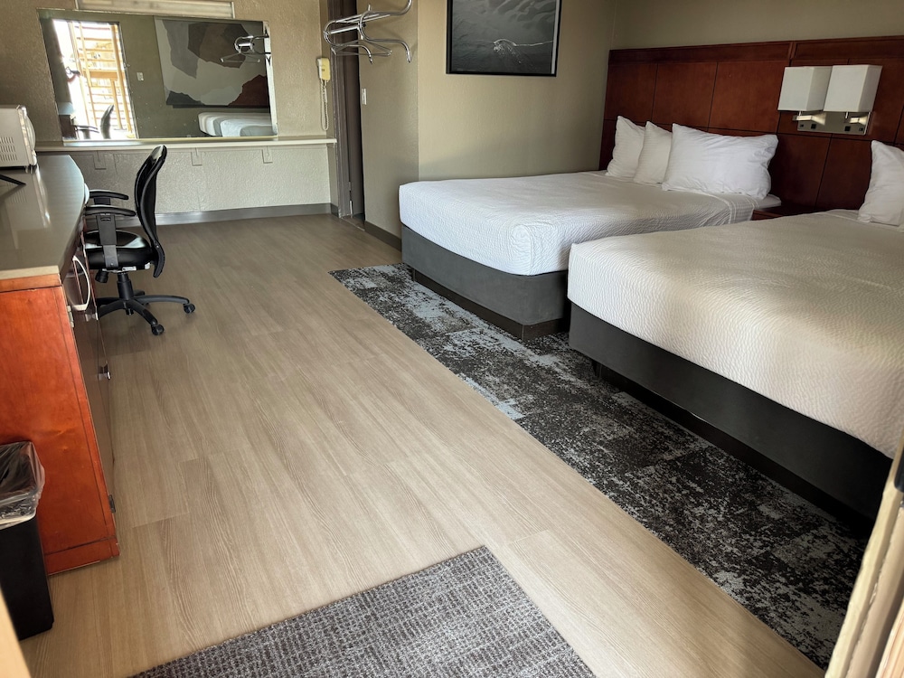 Room, 2 Queen Beds, Travelodge by Wyndham Parker 7/9