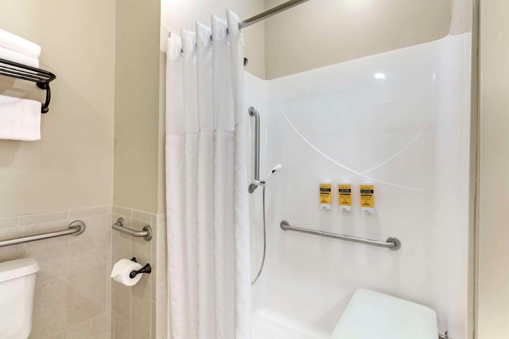 جناح بسريرين كوين مع أريكة بحوض جاكوزي بمطبخ صغير، Best Western Plus Dutch Haus Inn And Suites 6/6