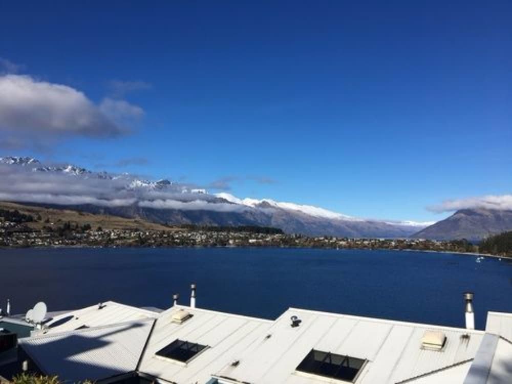 SPINNAKER BAY APARTMENTS 62/68