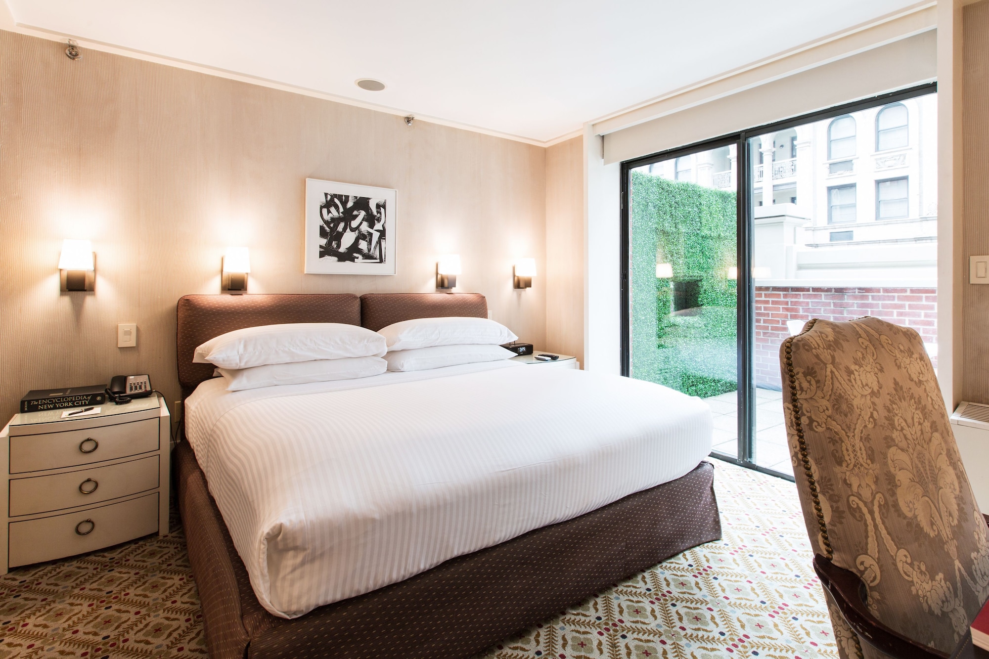 LUXURY, QUEEN BED