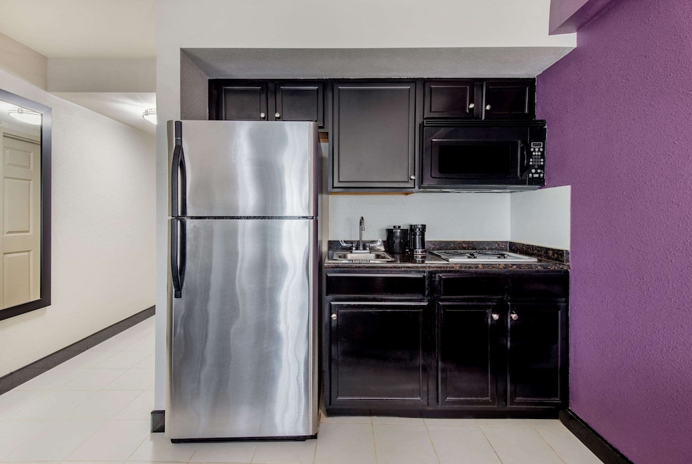 La Quinta Inn by Wyndham West Long Branch 24/43