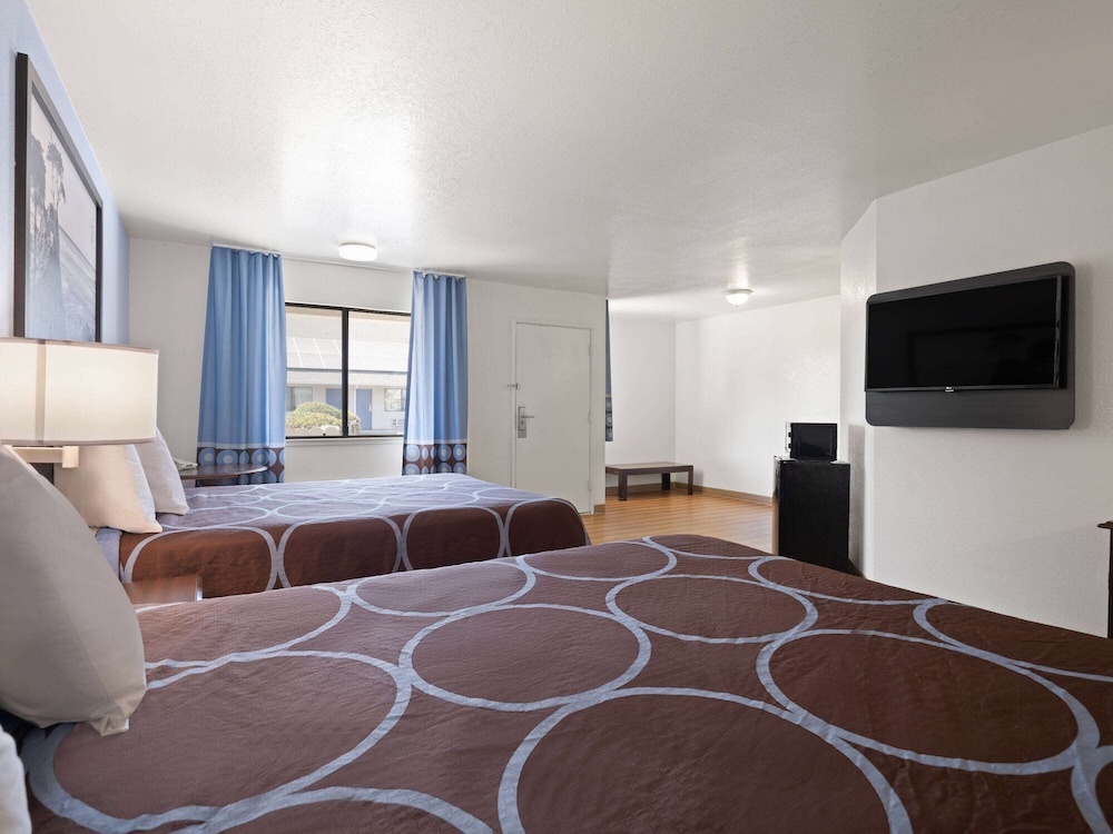 Super 8 by Wyndham Dunnigan 43/60