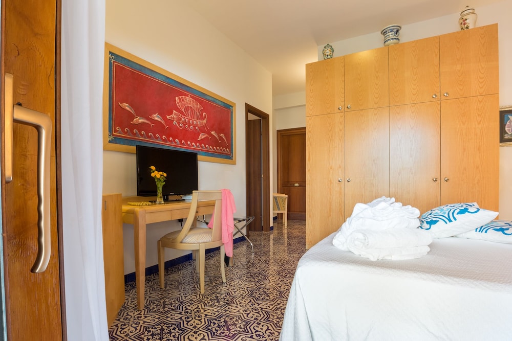 Eros Hotel 30/77