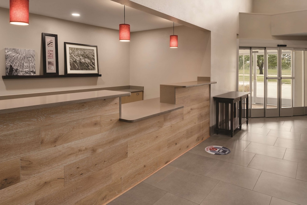 Country Inn & Suites by Radisson, Cedar Falls near University 29/39