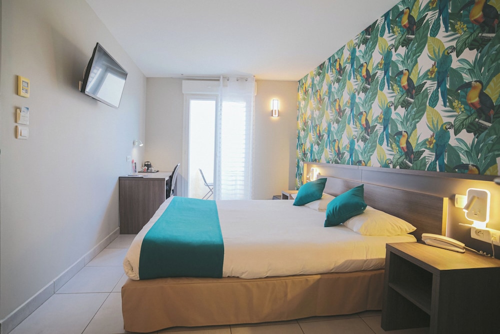 Hotel Holidays and Work 12/44