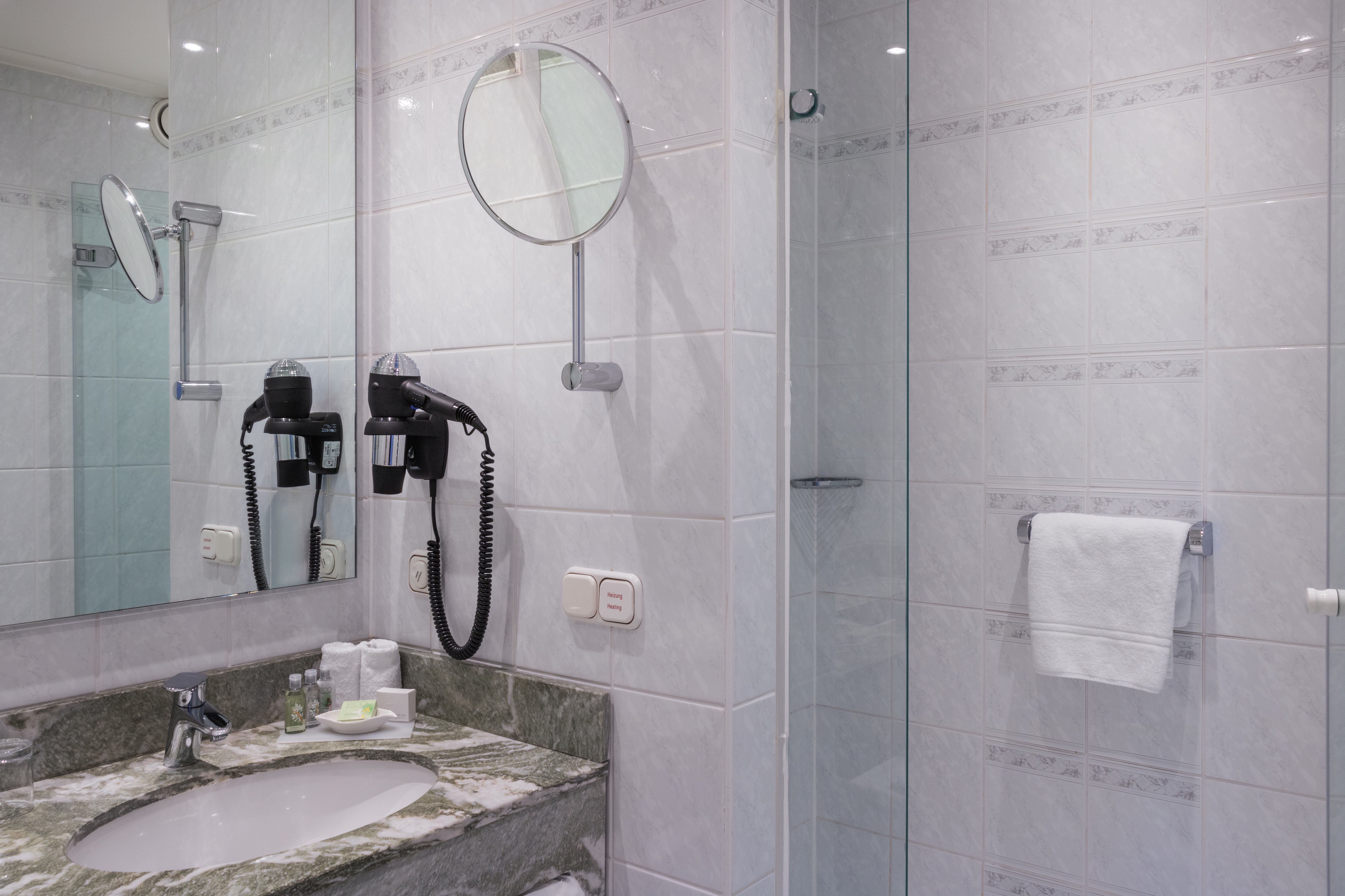 Room, Double Bed, Crowne Plaza Frankfurt Congress Hotel 3/5