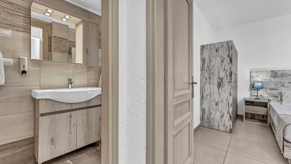 Evina Rooms & Suites 36/38
